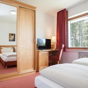 Zimmer mit Kingsize-Bett